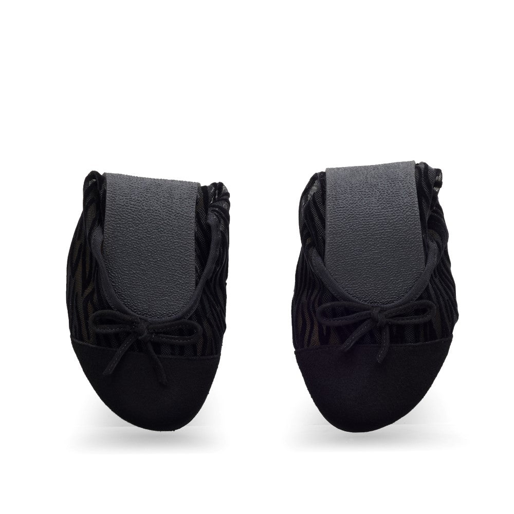 Schwarze Ballerinas, bekannt als TWIST Sling Black von ZAQQ, zeigen ein strukturiertes schwarz-graues Streifenmuster und kleine Schleifen vorne. Diese Ballerinas verfügen über eine flexible Sohle für zusätzlichen Komfort und sind nach vorne gerichtet auf einem weißen Hintergrund abgebildet.